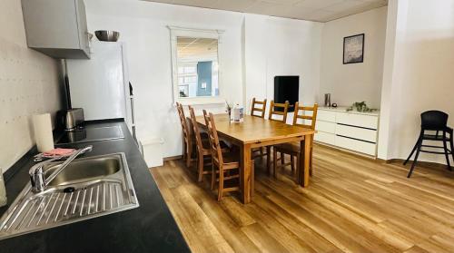 une cuisine et une salle à manger avec une table et des chaises dans l'établissement traumhaftes zentrales Apartment zum Entspannen, à Leipzig
