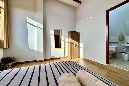 Un dormitorio con una gran puerta corredera que da a un baño. en Vive a 5min centro 2HAB con A/C Terraza & Parrilla, en Tarapoto
