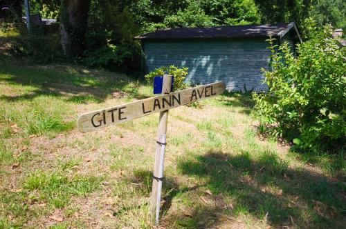 a sign that says gift land aid in a yard at Gîte Lann Avel Classé 3 étoiles WIFI CALME CAMPAGNE in Laniscat