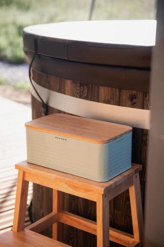 a modem sitting on top of a wooden stool at Nordic Lodge Vosges - Helsinki - bain nordique - petit déjeuner in Saint-Léonard