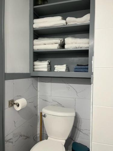 Ένα μπάνιο στο Charming hideaway close to downtown
