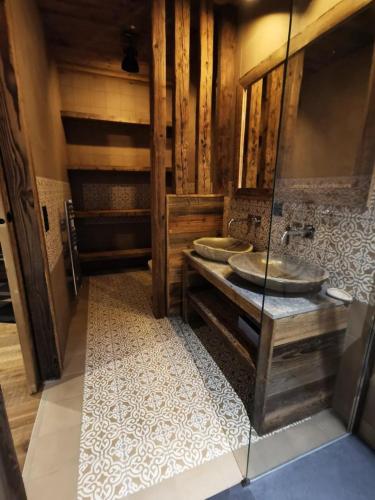 - une salle de bains avec deux lavabos dans l'établissement Chalet CÉline Et SÉbastien - Chalet Céline & Sébastien MAE-2351, aux Gets