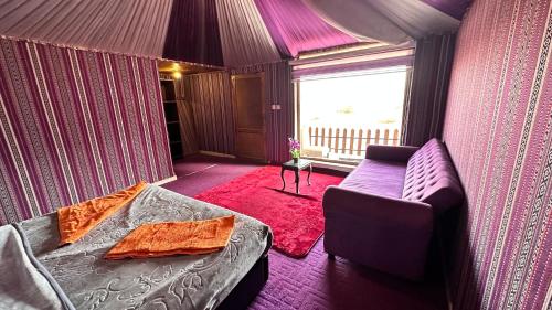 sypialnia z łóżkiem, krzesłem i oknem w obiekcie Sultan rum magic camp w Akabie