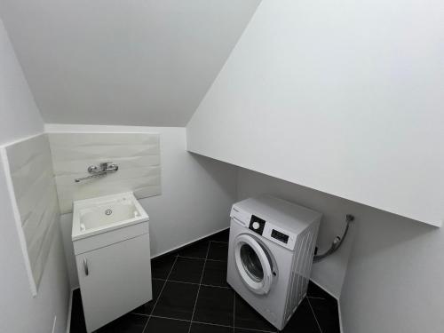 a small bathroom with a washing machine and a washer at appartamento luminoso in centro città in Palmi