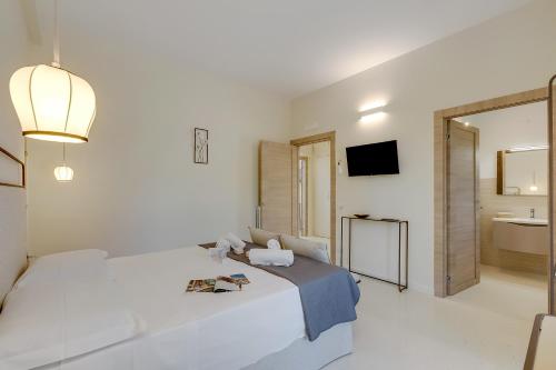 Una cama o camas en una habitación de Villa Elysium With Pool And Garden - Happy Rentals
