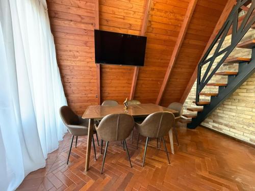 Una televisión o centro de entretenimiento en Sayat Nova Home