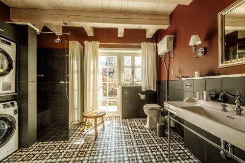 Un baño con lavabo y lavadora. en Landhaus-Serpentine, en Ilsenburg
