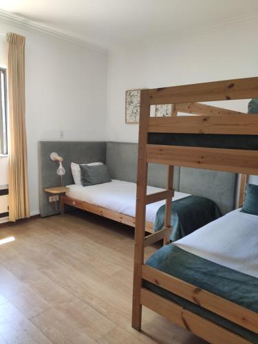 Postel nebo postele na pokoji v ubytování Old Village Hostel