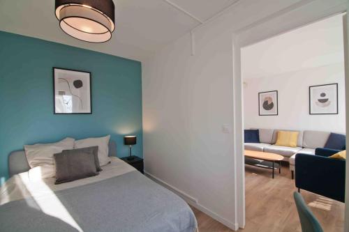 une chambre avec un lit et un salon avec un canapé dans l'établissement Cosy & stylish F5 Appartement - Troyes center, à Troyes