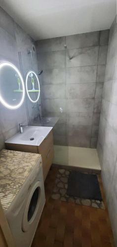 une salle de bain avec un lavabo et une machine à laver dans l'établissement Résidence Héliopolis Bâtiment Ab - Studio cabine 4 pers Héliopolis Bât. AB MAE-2954, au Cap d'Agde