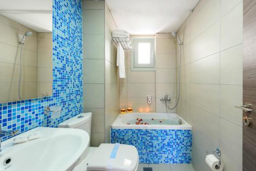 uma casa de banho com uma banheira, um WC e um lavatório. em Angela Studios Apartments em Sissi