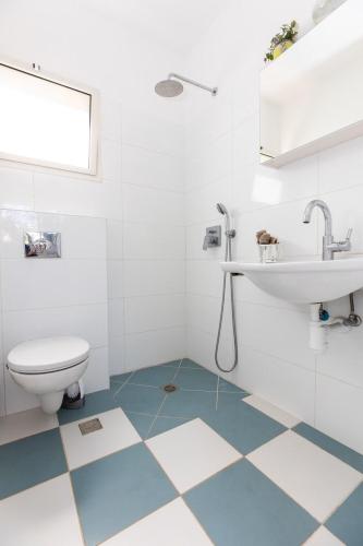 un baño con inodoro y lavabo en Zimronyx, en Bruchim