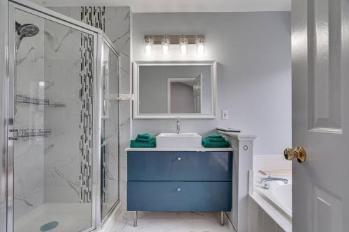 Ένα μπάνιο στο Peaceful Luxury 3 beds*Lake*Kitchen*LaundryMetro