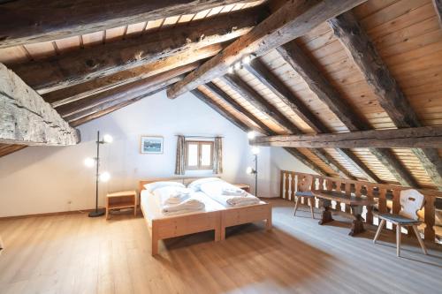 una camera con letto e soffitti in legno di Chesa Michel a Bever