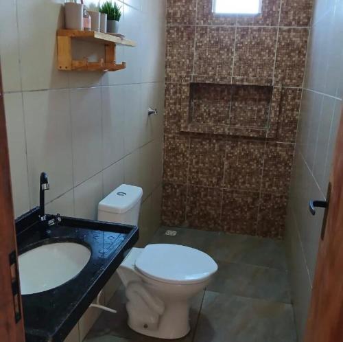 łazienka z toaletą i umywalką w obiekcie Casa pénareia w mieście Amontada