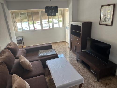 salon z kanapą i telewizorem z płaskim ekranem w obiekcie Apartamento Torres de Colon en Torre del Mar w mieście Torre del Mar