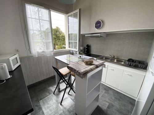 une cuisine avec un évier et un plan de travail dans l'établissement Résidence 033-soulac Sur Mer - 033 - Premier étage d'une villa proche du centre ville MAE-6901, à Soulac-sur-Mer