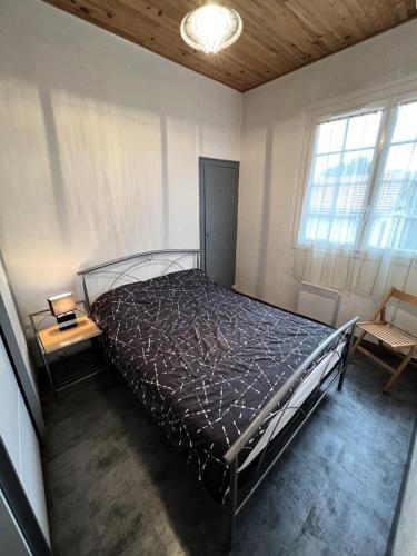 une chambre avec un lit dans une pièce avec des fenêtres dans l'établissement Résidence 033-soulac Sur Mer - 033 - Premier étage d'une villa proche du centre ville MAE-6901, à Soulac-sur-Mer