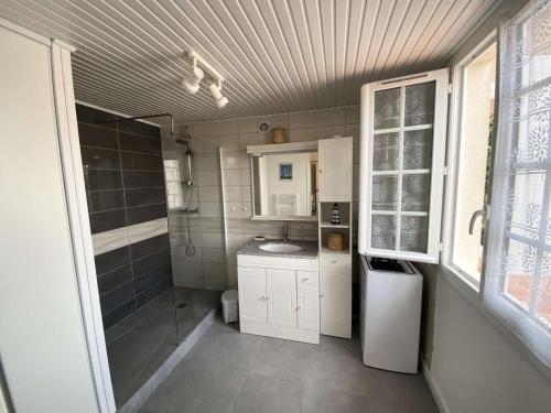 une petite salle de bain avec un lavabo et une douche dans l'établissement Résidence 033-soulac Sur Mer - 033 - Premier étage d'une villa proche du centre ville MAE-6901, à Soulac-sur-Mer