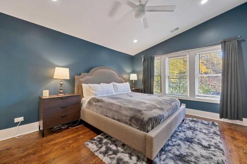 Postel nebo postele na pokoji v ubytování Wicker Park 4bd 3ba, Steps from CTA, Parking Incl home