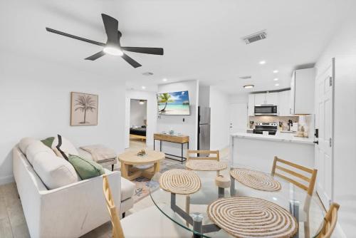 Kuchyň nebo kuchyňský kout v ubytování Modern Luxe Hideaway