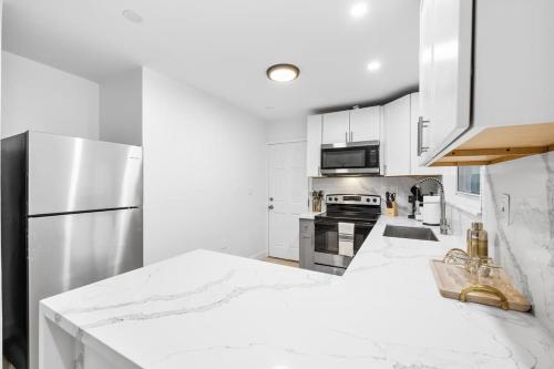 Kuchyň nebo kuchyňský kout v ubytování Modern Luxe Hideaway