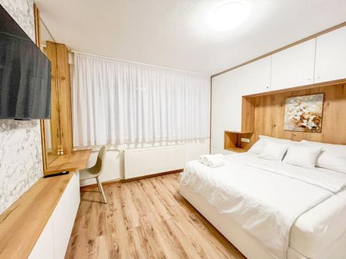 Postel nebo postele na pokoji v ubytování ALTI Modern & Comfort Apartment - Free Garage Parking