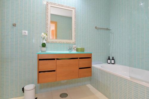 Ένα μπάνιο στο Seahorse Luxury Apartment with Pool and Seaview