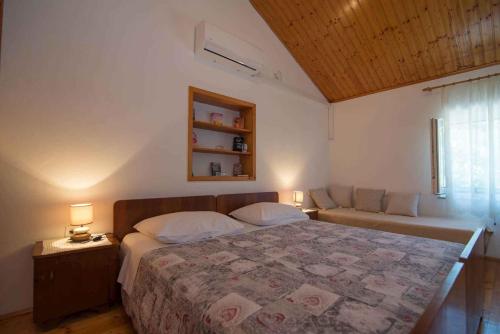 Posteľ alebo postele v izbe v ubytovaní Apartment in Veli Losinj 26456