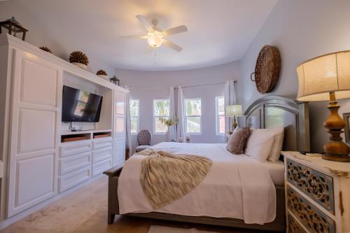 Säng eller sängar i ett rum på Ocean's Edge Belize