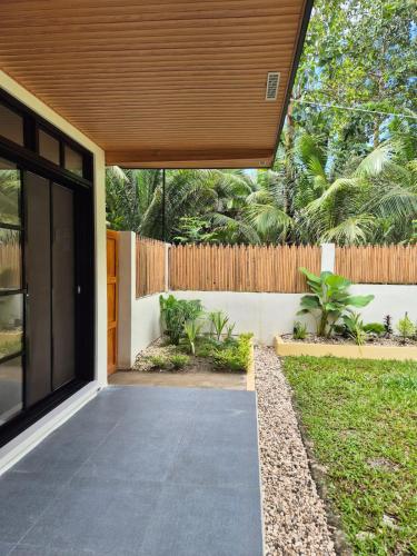 Taman di luar Villa de Miguel