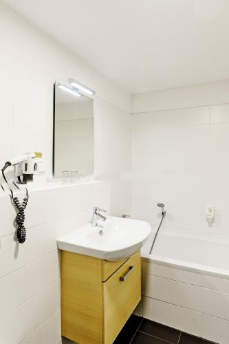Un baño de eFi Palace Hotel