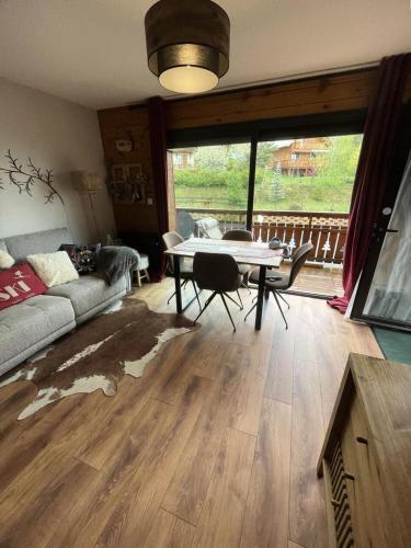 un salon avec un canapé et une table dans l'établissement Résidence Joubelle - Bel appartement rénové chalet de 4 à 6 couchages a Réallon JOUB2-4 MAE-8631, à Réallon