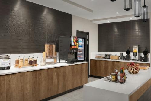 een restaurant met een bar met aasteryasteryasteryasteryasteryasteryasteryasteryasteryasteryasteryasteryastery bij TownePlace Suites by Marriott Sikeston in Sikeston