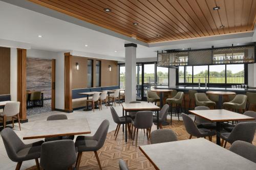 een eetkamer met tafels, stoelen en een tafelblad bij TownePlace Suites by Marriott Sikeston in Sikeston