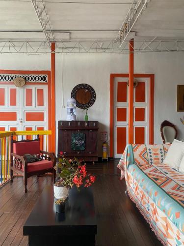 Ruang duduk di Hostal Arraigo casa colonial