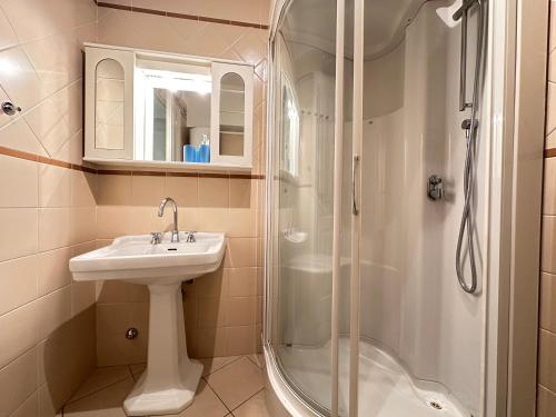 a bathroom with a sink and a shower at Marina dei Sogni - Appartamento fronte mare con terrazza e aria condizionata in San Lorenzo al Mare