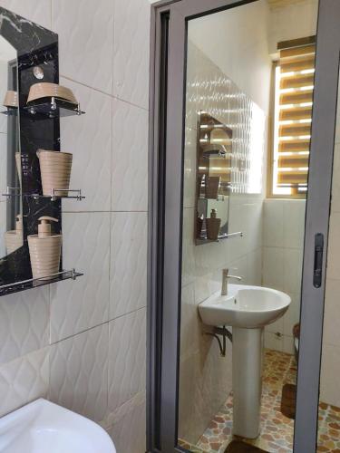 Bilik mandi di Saceaas homes