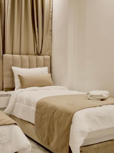 two beds sitting next to each other in a bedroom at Chez Audrey Skhirat-Rabat in Skhirat