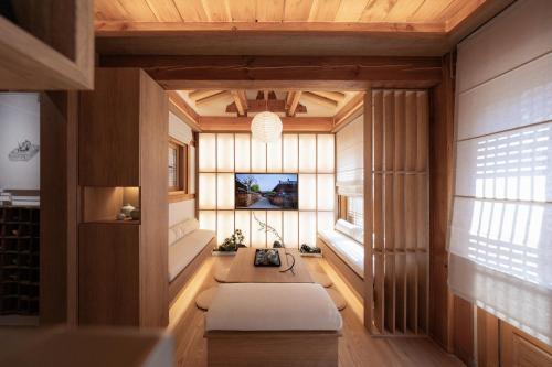 Телевизор и/или развлекательный центр в Haeon Seoul,2층 한옥 독채,서울 핫플 중심가에 위치,주요 핫플 도보 이동,테라스,지하철과공항버스5분,종로,익선동,경복궁,북촌한옥마을,명동