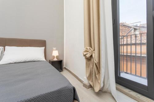 una camera da letto con un letto e una grande finestra di Matrangela B&B Catania a Catania