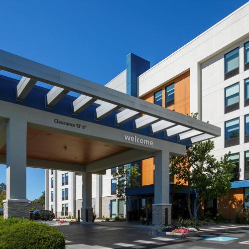 a view of the entrance to a building at Hampton Inn Harrisburg-East/Hershey in Harrisburg