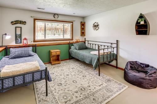 Ένα ή περισσότερα κρεβάτια σε δωμάτιο στο Spacious Rock Springs Stay Near Shops and Dining!