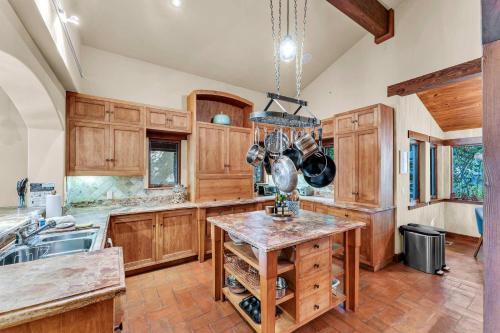una cucina con mobili in legno e una grande isola di Star Haven Game Room & Forest Views a Truckee