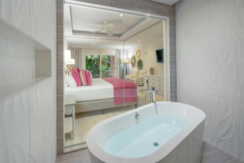 Кровать или кровати в номере Catalonia Playa Maroma - All Inclusive