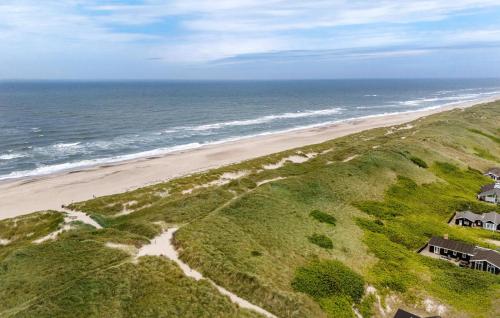 una vista aérea de una playa y el océano en Nice Home In Hvide Sande With Sauna, en Bjerregård