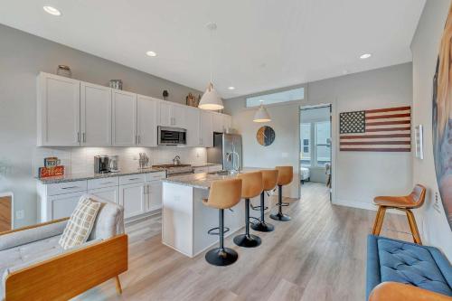 Køkken eller tekøkken på Rooftop Deck Grill Ping Pong Near Downtown Nashville