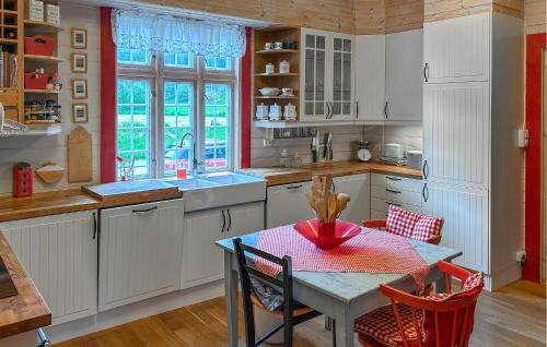 Η κουζίνα ή μικρή κουζίνα στο Gorgeous Home In Tonstad With Wifi
