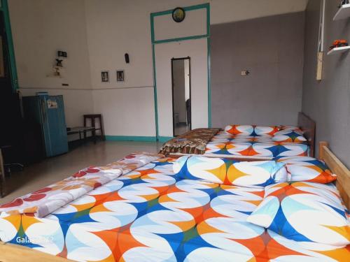 a bedroom with two beds in a room at Ndalem Wongso in Jetis