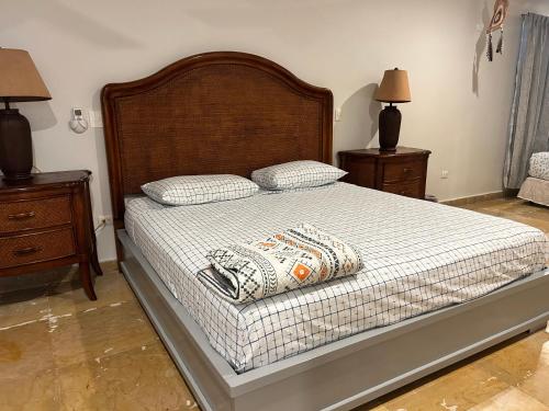 une chambre avec un grand lit avec deux tables de nuit dans l'établissement blue angel 8 a unos pasos de la 5, à Playa del Carmen